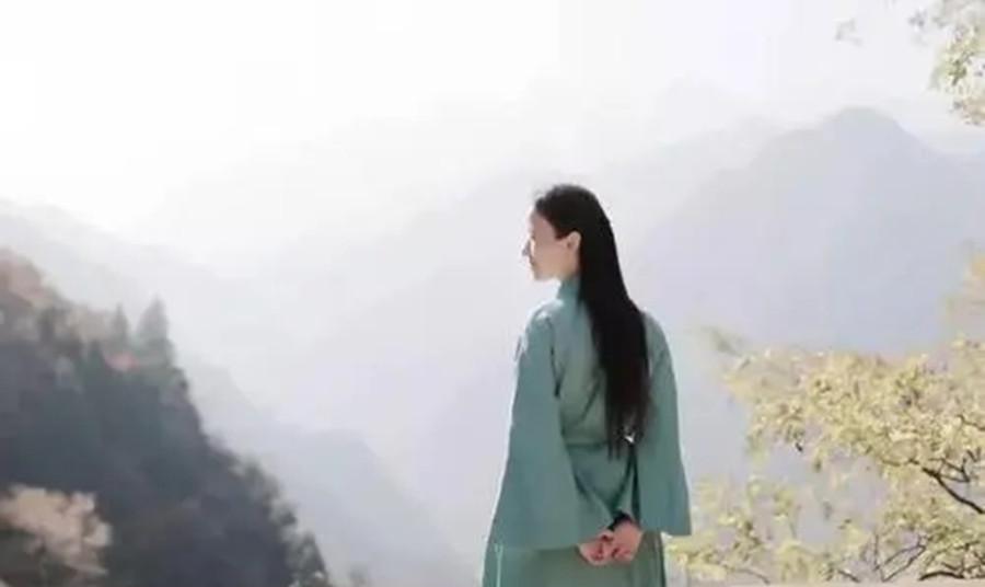2014年，一姑娘失恋隐居终南山，幻想修道成仙，却被山中房租打败