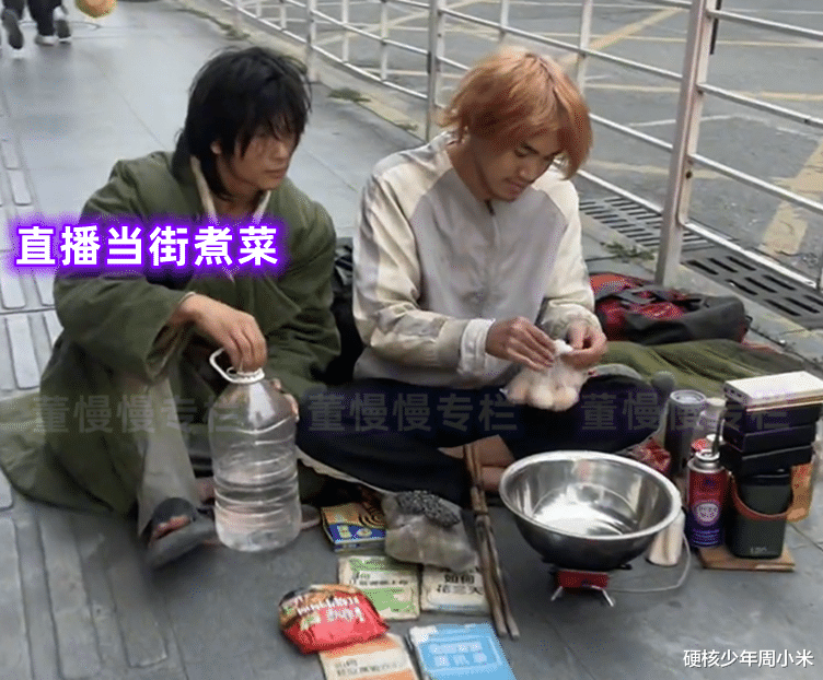 广西一男子边流浪边直播,众人围观嘲笑被怼:我赚得比你多