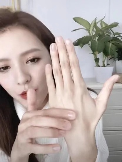 何穗 何穗一直在用的“身体乳”火了，因便宜被“嫌弃”，戚薇也力荐，李佳琦：平价“宝藏”