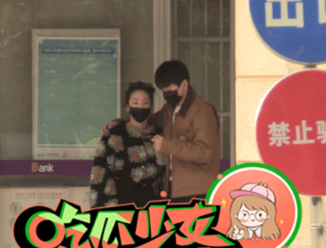 和平精英 张雨绮素颜教护肤！背后满墙名牌包包太抢镜，一个杯子价格近2万