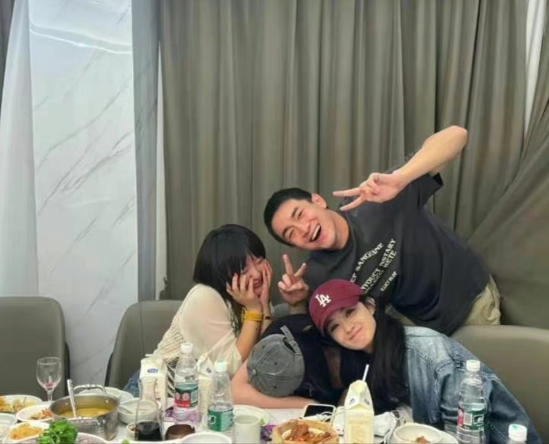 赵丽颖|赵丽颖林更新私下聚餐:颖宝戴小红帽笑得好甜,林更新换了新发型