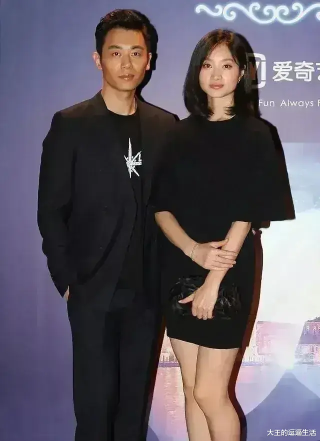 朱亚文|朱亚文老婆太显嫩！黑裙配锁骨发与老公同框，大1岁的她像小妹妹