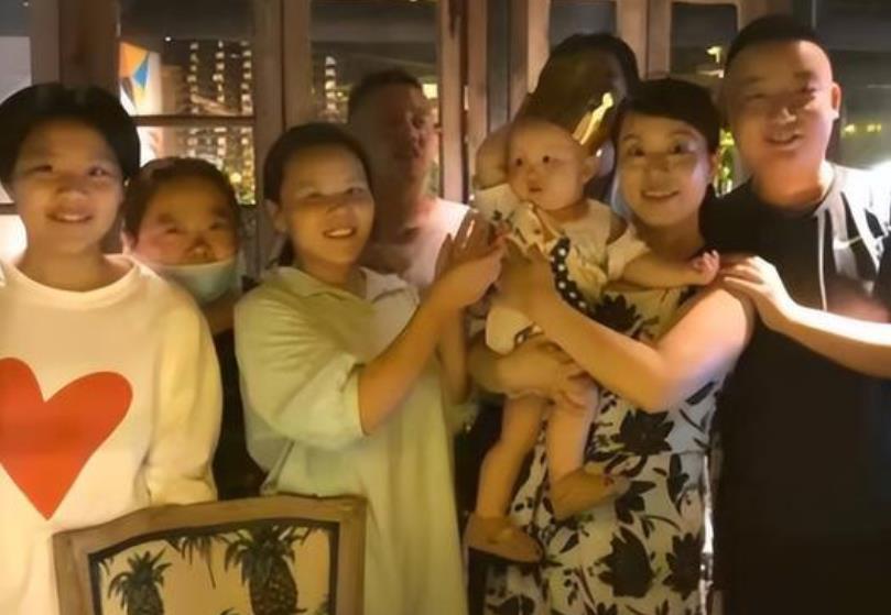 |熊磊开始晒幸福，熊母称幸福是有老娘帮洗碗，熊磊外婆被赞真年轻