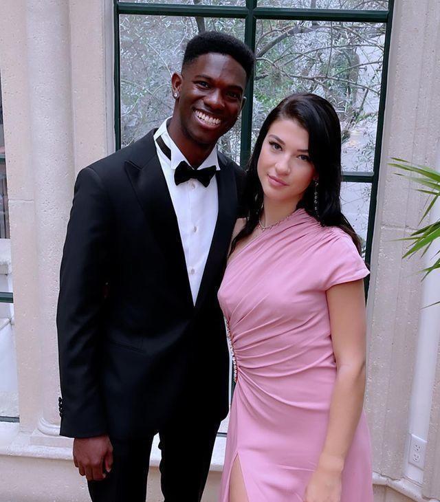 菲比|比尔·盖茨小女儿：和男友秀恩爱，黑人小伙一口大白牙，笑容诡异