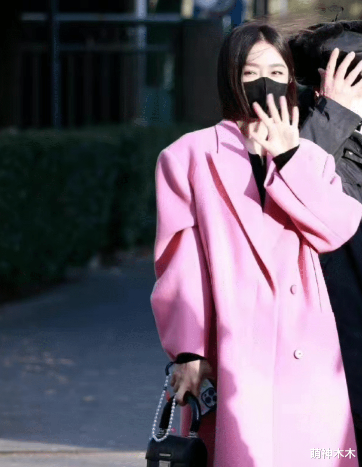 杨紫|春晚最后一场彩排来啦！杨紫丸子头包裹严实，赵丽颖紫色大衣抢眼