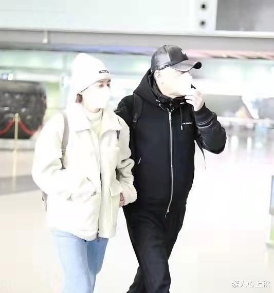 穿衣搭配|陈建斌蒋勤勤夫妇现身机场，夫妻二人像兄妹，没想到大胖橘这么帅