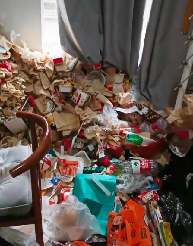 江苏:男子租房半年退租后留下一屋子垃圾,网友说他女朋友经常来