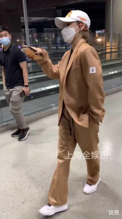 宁静|比男生还帅！50岁宁静机场现身一身橘色西装手插兜，不顾路人异样眼光跳舞