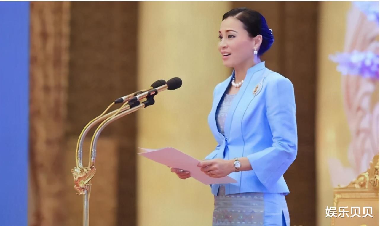 发型 换发型堪称换脸，苏提达低扎马尾编织发显淑女，漂染红发色更洋气