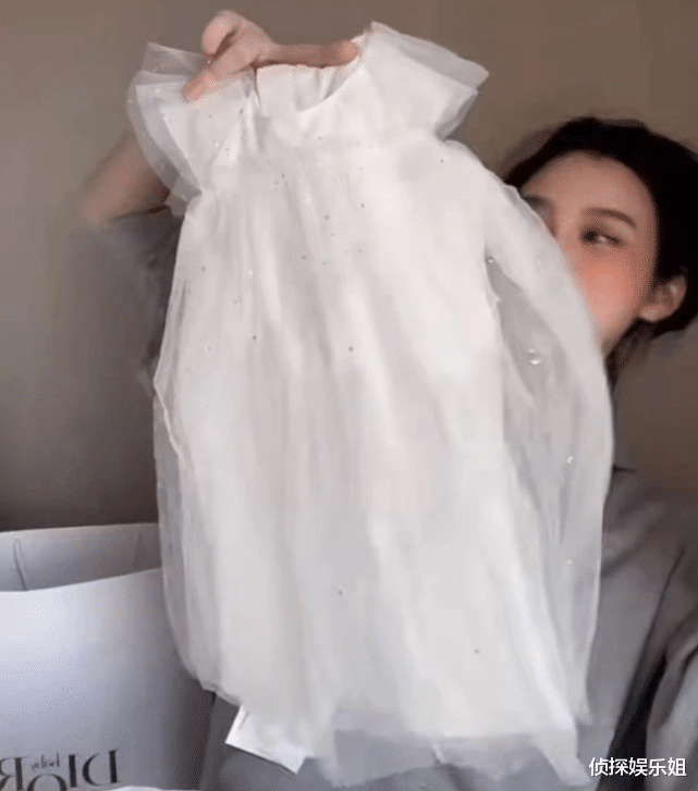 奚梦瑶|奚梦瑶晒与女儿合照，一岁Romee皮肤白嫩，翘兰花指超可爱