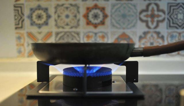 燃气灶火不旺、容易灭,先自查4个地方,再换燃气灶也不迟
