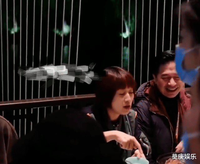 |谢娜夫妇与何炅等众人聚餐，谢娜张杰疑似当众搂腰亲吻，被指不分场合