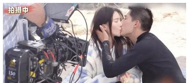 金晨|金晨再次上演姐弟恋！与鲜肉沙滩上贴身拥吻缠绵，堪称内地萧亚轩