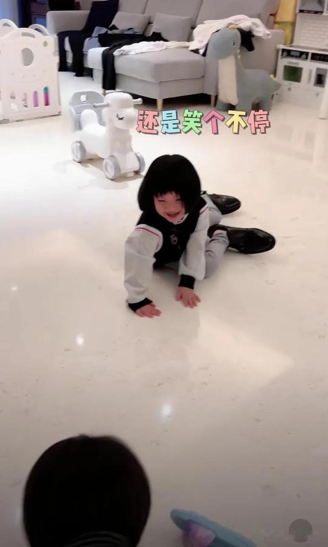 王祖蓝|王祖蓝两女儿穿爸爸的大鞋,听到“爸爸鞋”开心到躺地上