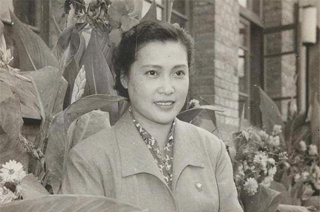 秦怡|秦怡:一代影后百岁过世,其一生遭遇患癌、丧夫、丧子