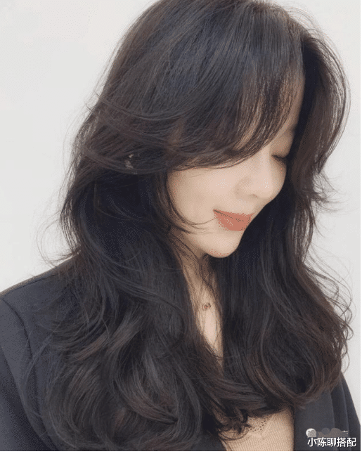 发型 40+女人别留黑长直，太显老，这5种发型正流行，显脸小好打理