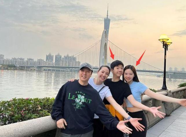 甄子丹|甄子丹现身深圳看房，穿拖鞋拍照气场强大，与汪诗诗牵手大秀恩爱