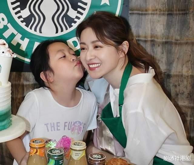 王浩信|香港知名女星为8岁小女儿庆生！被曝想追生四胎，稳固豪门地位