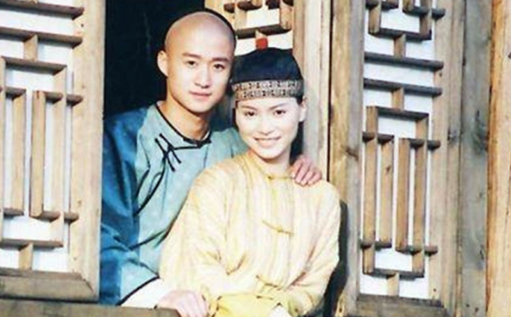 吴京|吴京最落魄的时候她选择离开,转身就嫁入豪门,如今在路边摆摊