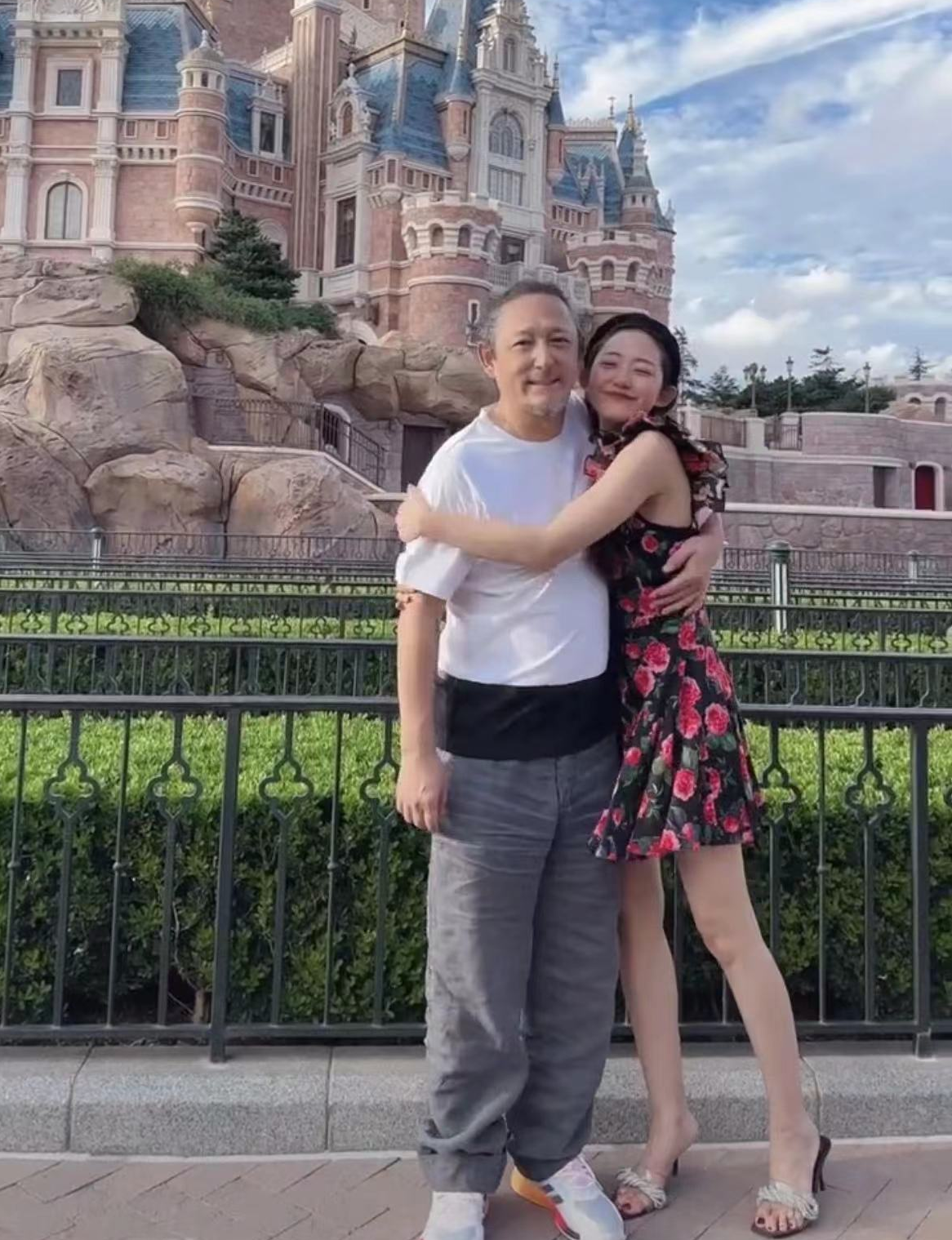 迪士尼|三宝与小25岁美妻迪士尼接吻，男方敷衍头花白，被指隔代画面尴尬