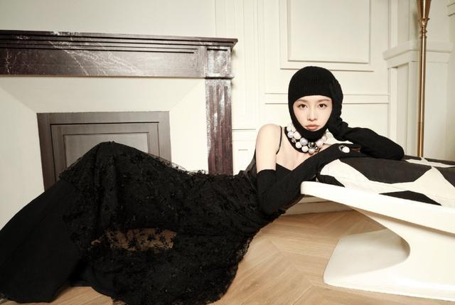 李沁|李沁穿黑色亮片抹胸衣裳大秀长腿!雪肤玉貌美得让人窒息