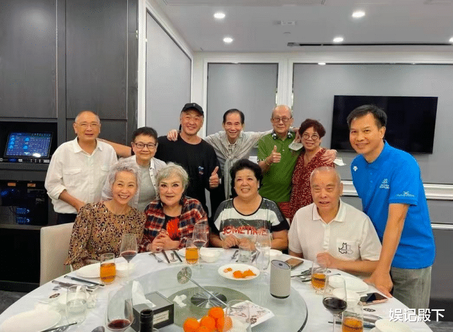 叶童|叶童近照曝光白发苍苍，六十岁模样太真实，与老搭档生活完全不同！