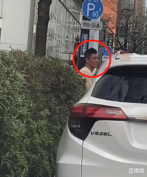 陈冠希|陈冠希携妻子女儿在日本旅游,站在街头抽烟,毫不在意形象!