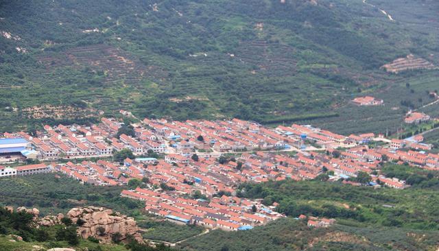 日照|看图：在天崮山的仙崮顶上，俯瞰蓬莱村里集镇大道刘家村