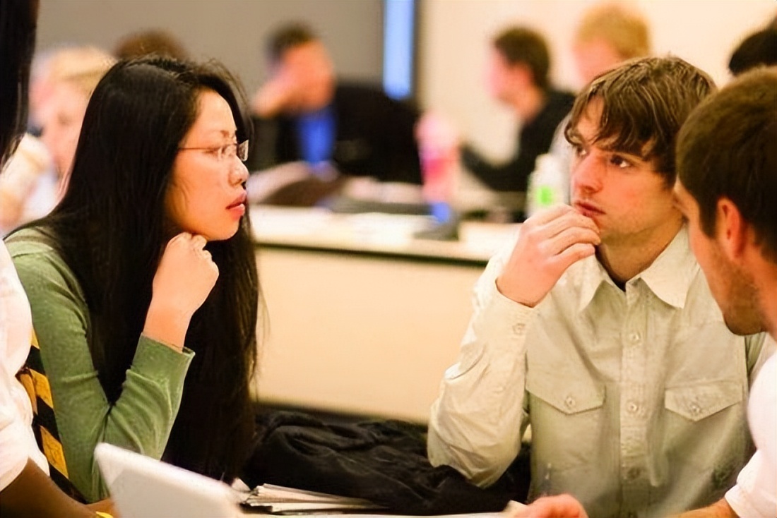 衬衫|海归硕士网上征婚，被人吐槽太过“油腻”，真的没必要如此自信