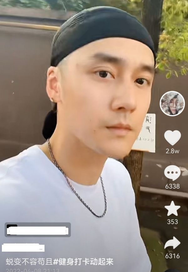 蒋劲夫|蒋劲夫罕见晒近况,院子晒太阳显低调,与好友健身状态好