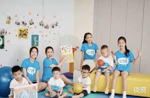 小S|好惊艳!小s二女儿晒美照,穿吊带秀锁骨,14岁被赞高级脸