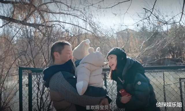 李亚鹏|李亚鹏与小娇妻带娃出游,一家三口高调秀幸福,女儿单眼皮像妈妈