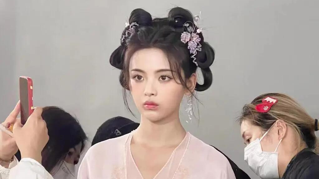 看完杨超越的生图合集，才明白她能成为“大明星”是有道理的