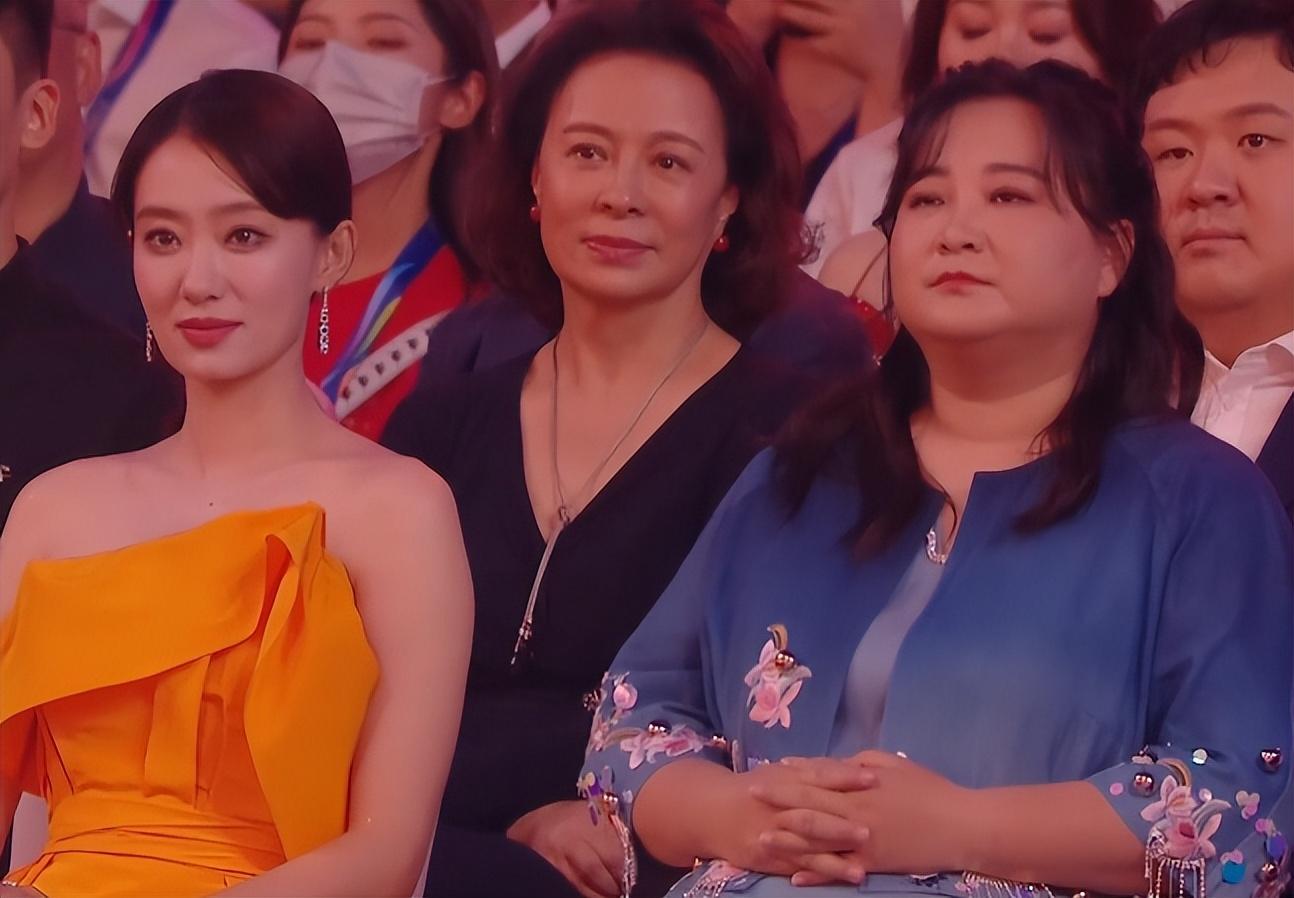 贾玲|百花奖现场明星反应太真实：吴京脸红张译咬牙，贾玲领奖全场哽咽