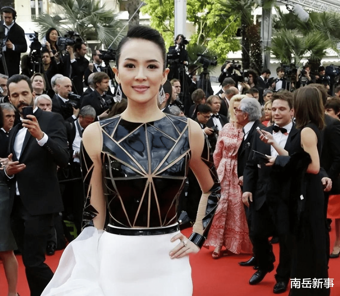 周冬雨|有种红毯尴尬叫“得罪造型师”,周冬雨过于幼稚,没有一点星味