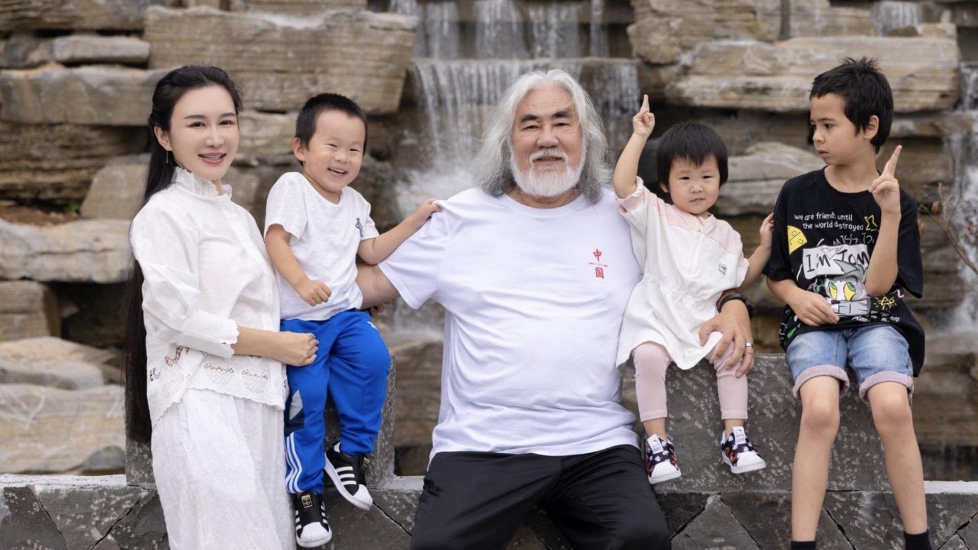 张纪中|张纪中发声明，否认妻子转移3亿房产到岳母名下，晒全家福秀幸福