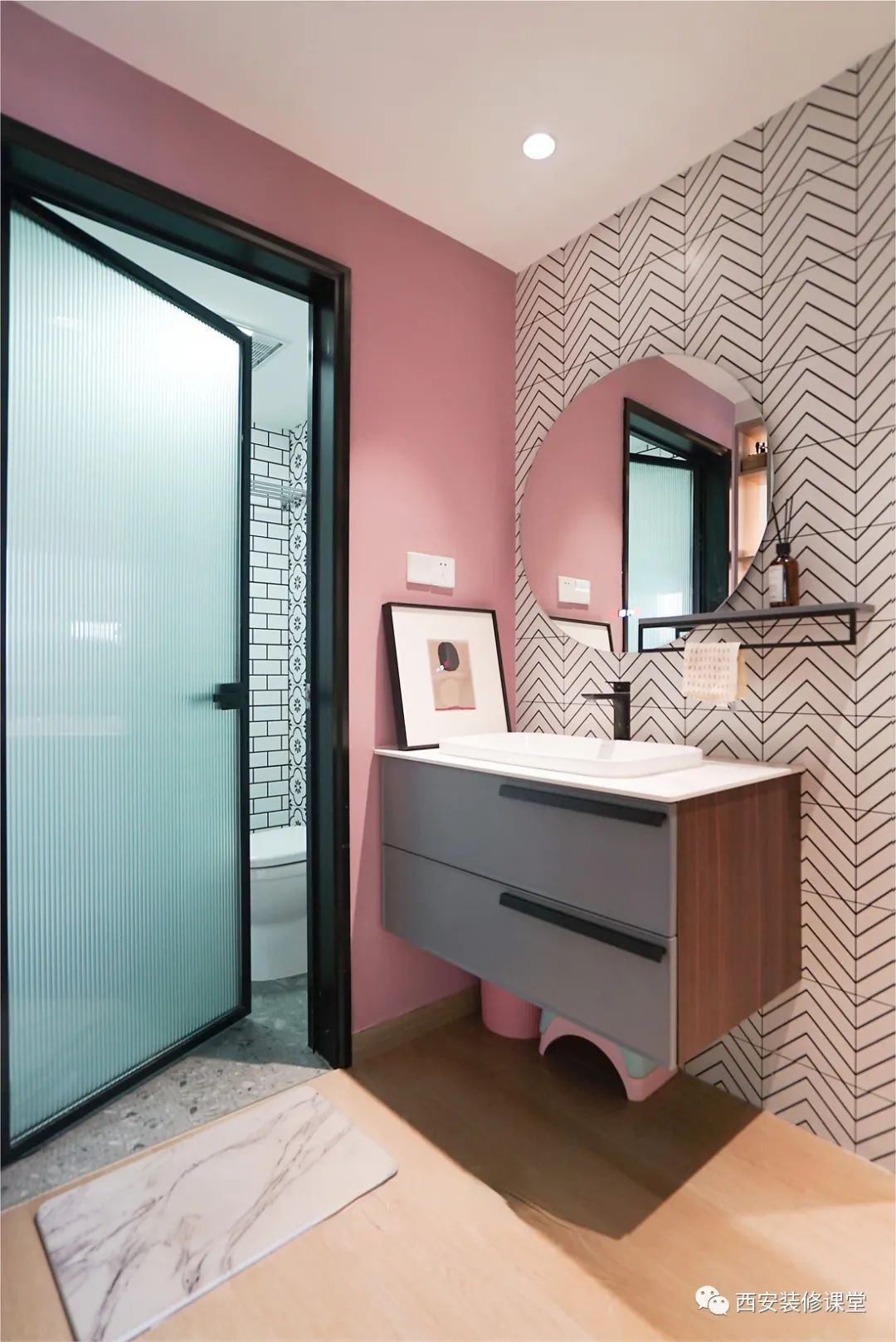 85㎡两室蜗居,美女一人住现代家