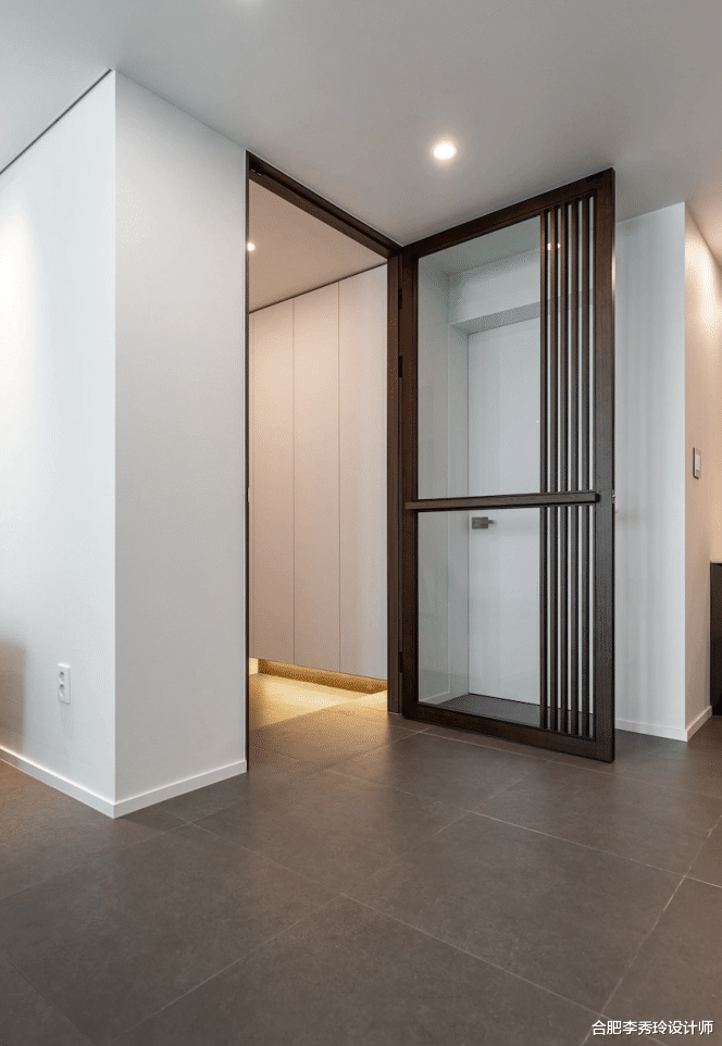 108㎡二手房，业主简单翻新，“白墙灰地”，清爽大方谁不喜欢？