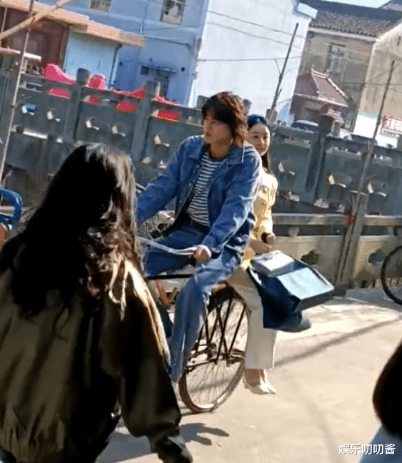 白敬亭|35岁赵丽颖新剧造型曝光，小短腿吸睛土到掉渣，网友：本色出演