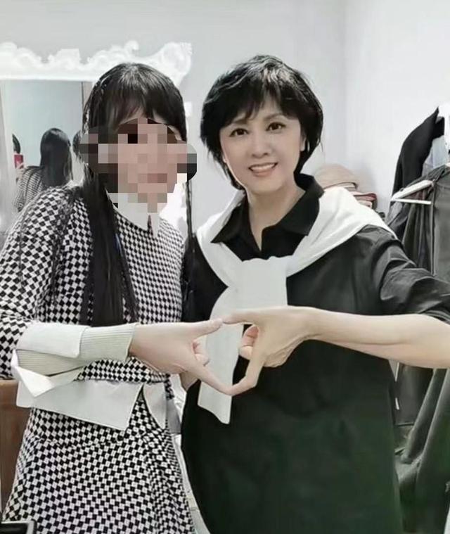 明星素颜|“最美女儿国国王”朱琳:从未整容,69岁衣着得体,难怪越老越美