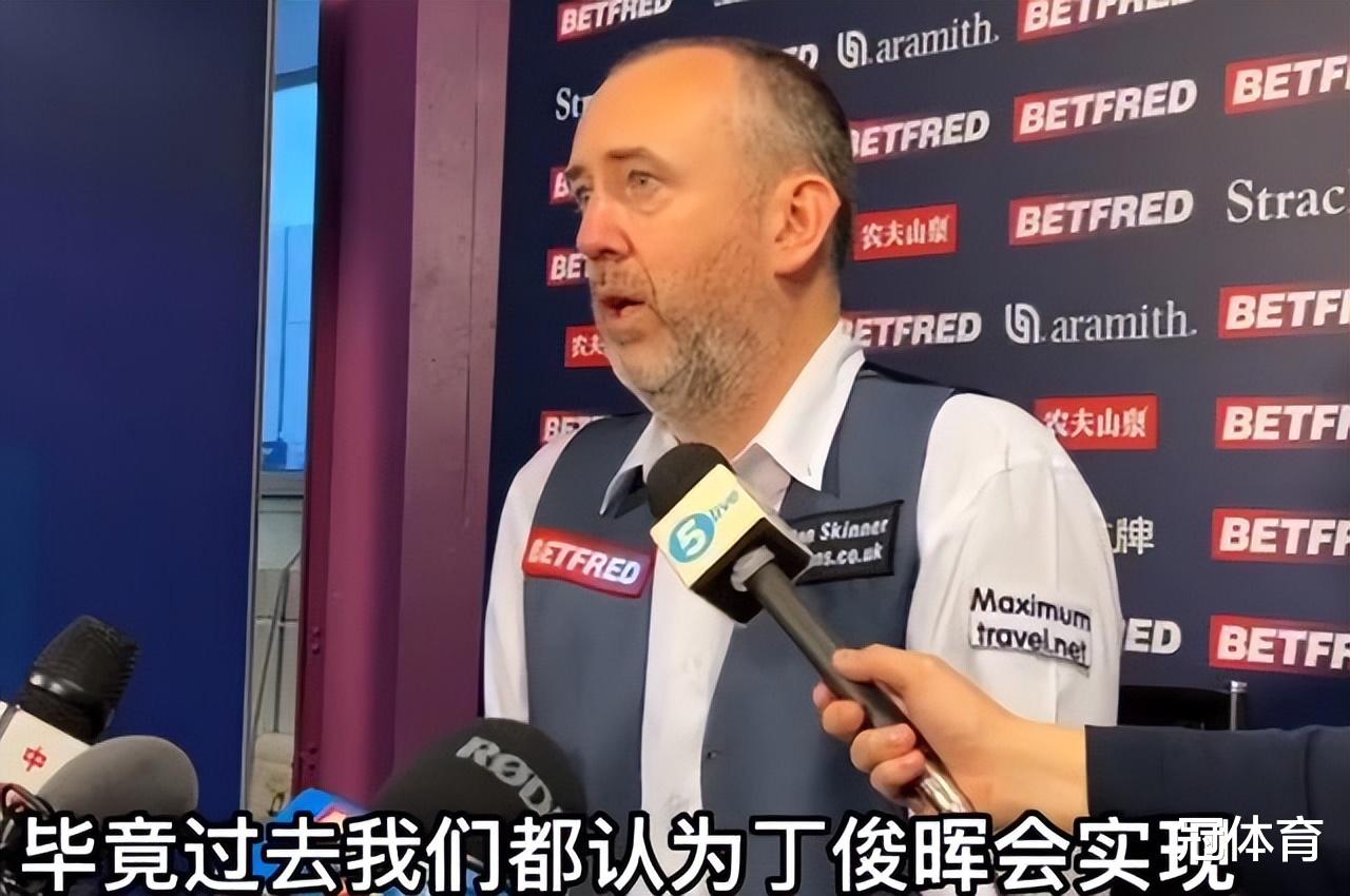 丁俊晖|丁俊晖晒一家三口照片！夫妻同时亲吻女儿，小姑娘“惊慌失措”