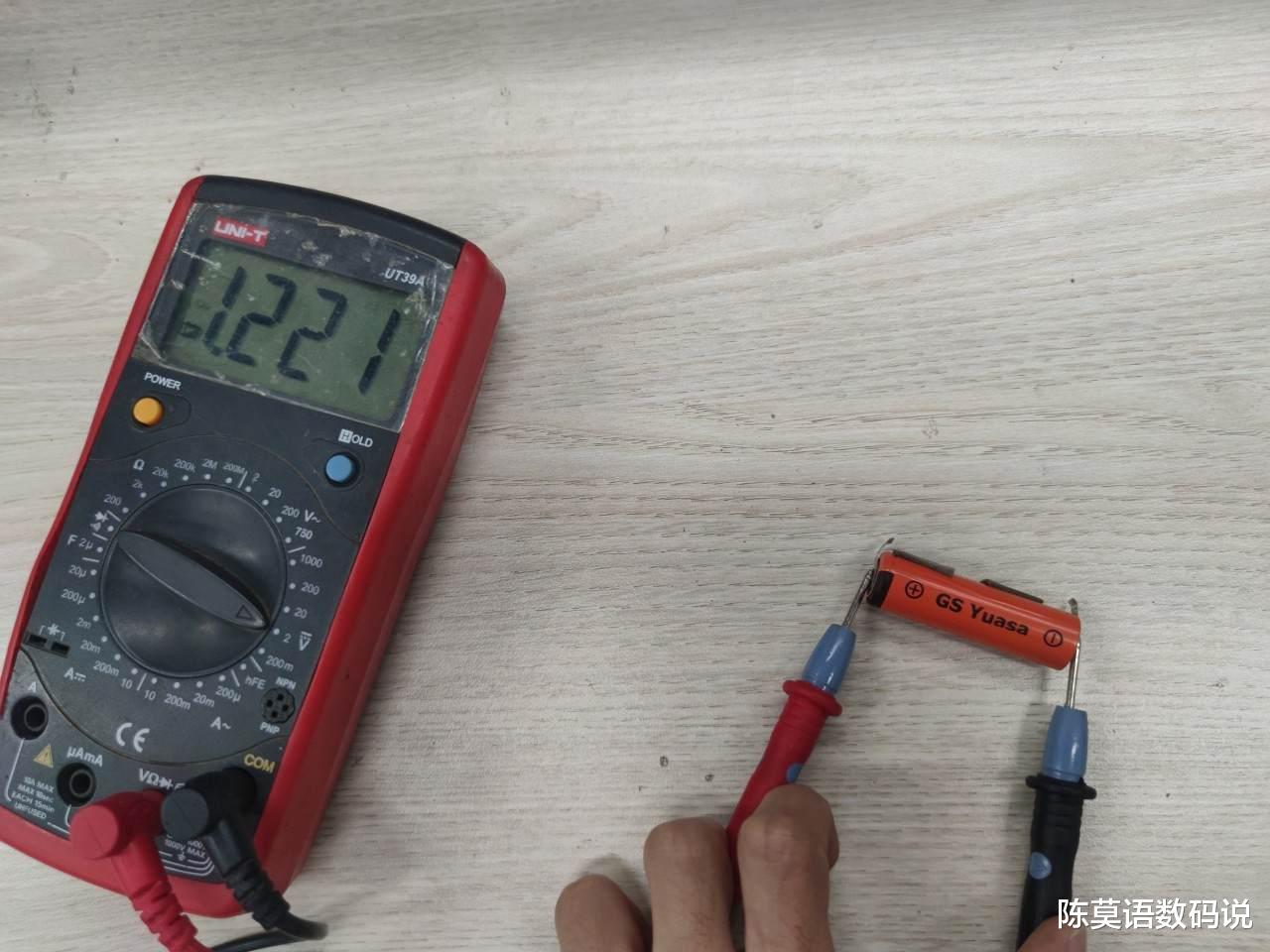 三星Galaxy Z Fold 4|维修日记：十年前的飞利浦电动剃须刀，自己动手更换电池，还能再战十年！