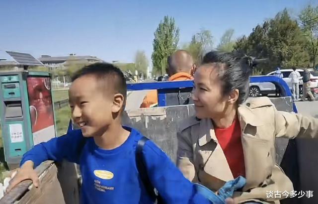 管彤|央视管彤和儿子坐三轮车买菜！素颜出镜半蹲在地，3大袋蔬菜抢眼