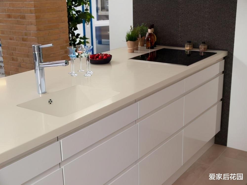 厨房台面到底要用大理石还是石英石?看了店员的对比,庆幸没买错