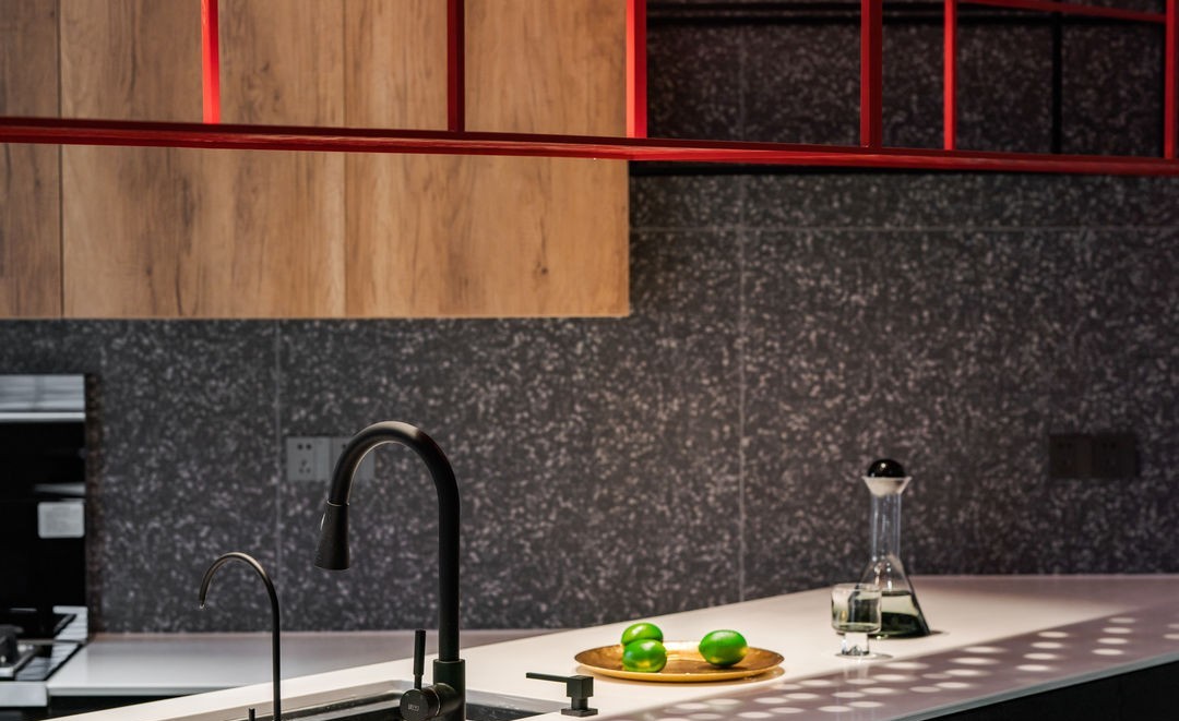 不管别人怎么说,她坚持把自己的家装成工业风格,有自己的高冷风