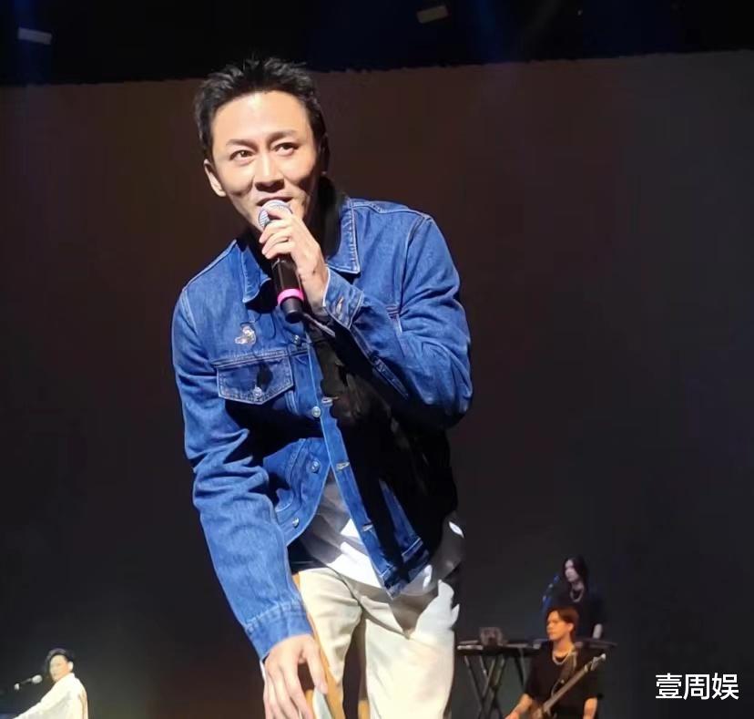 林峰|林峯现身好友演唱会,在台上唱得撕心裂肺,脖子上的青筋明显!