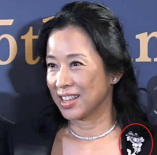 朱玲玲|朱玲玲带富豪老公露面！带鸽子蛋胸针显贵气，气质不输儿媳郭晶晶