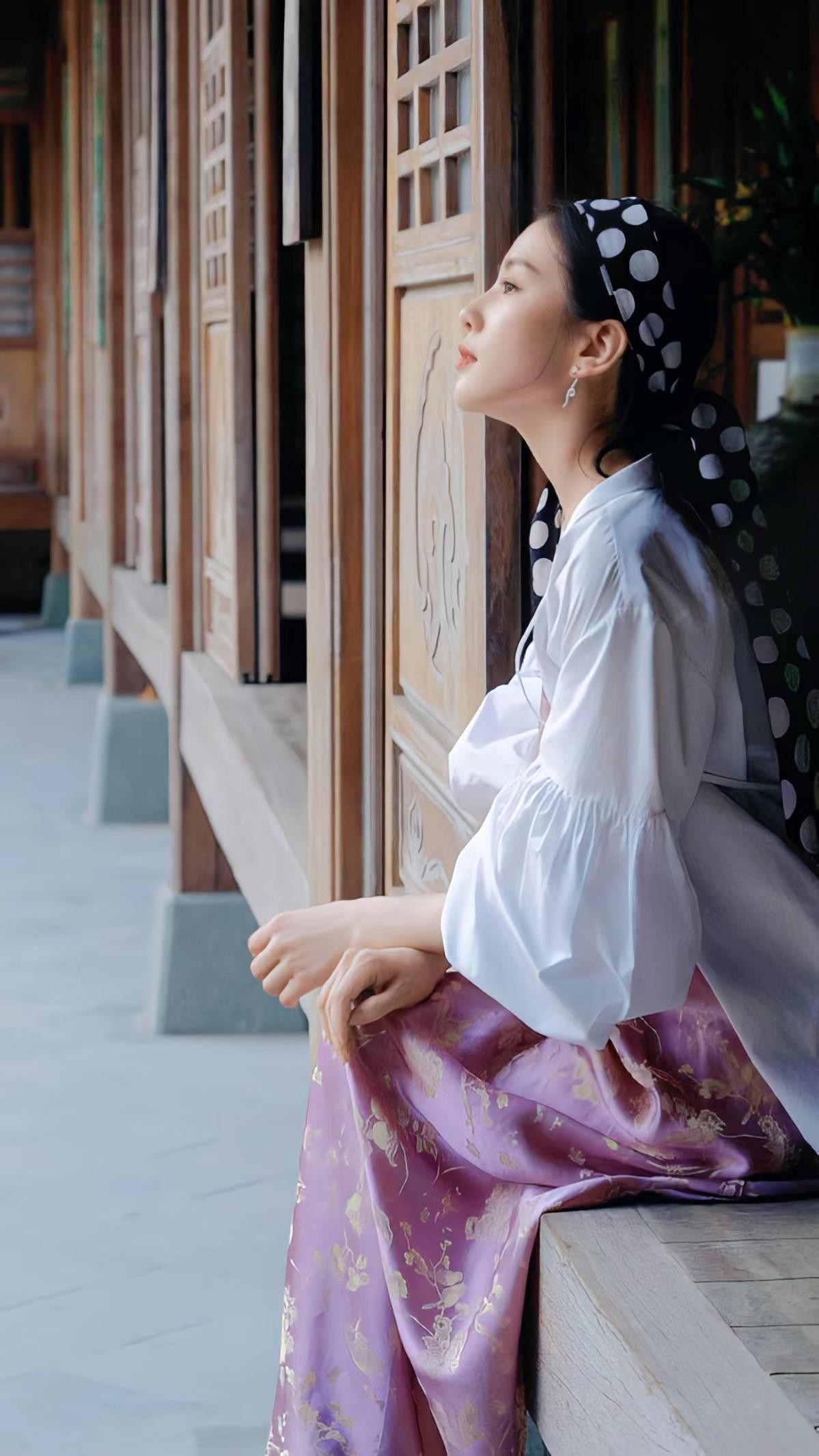 刘诗诗|刘诗诗新大片封神！穿西装戴斗笠站在瀑布下帅成侠女，高级感绝了