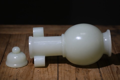 |舊藏和田玉“圆式绳纹贯耳瓶”