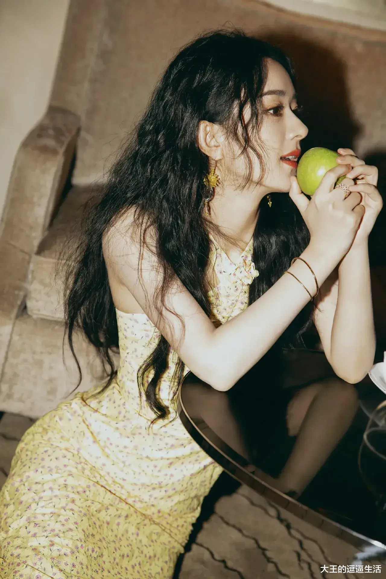 赵丽颖|赵丽颖终于“任性”一回，穿黄色碎花惊艳亮相，秀出纤细小蛮腰。